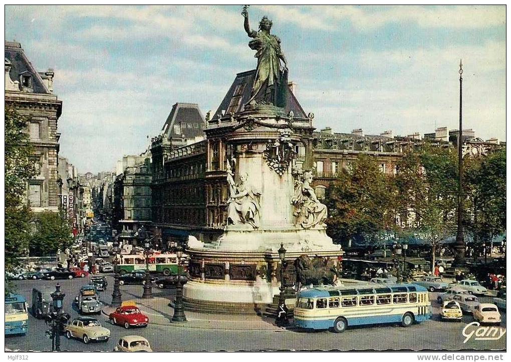 PARIS (75)  Autobus Grand Tourisme  Place De La République - Bus & Autocars