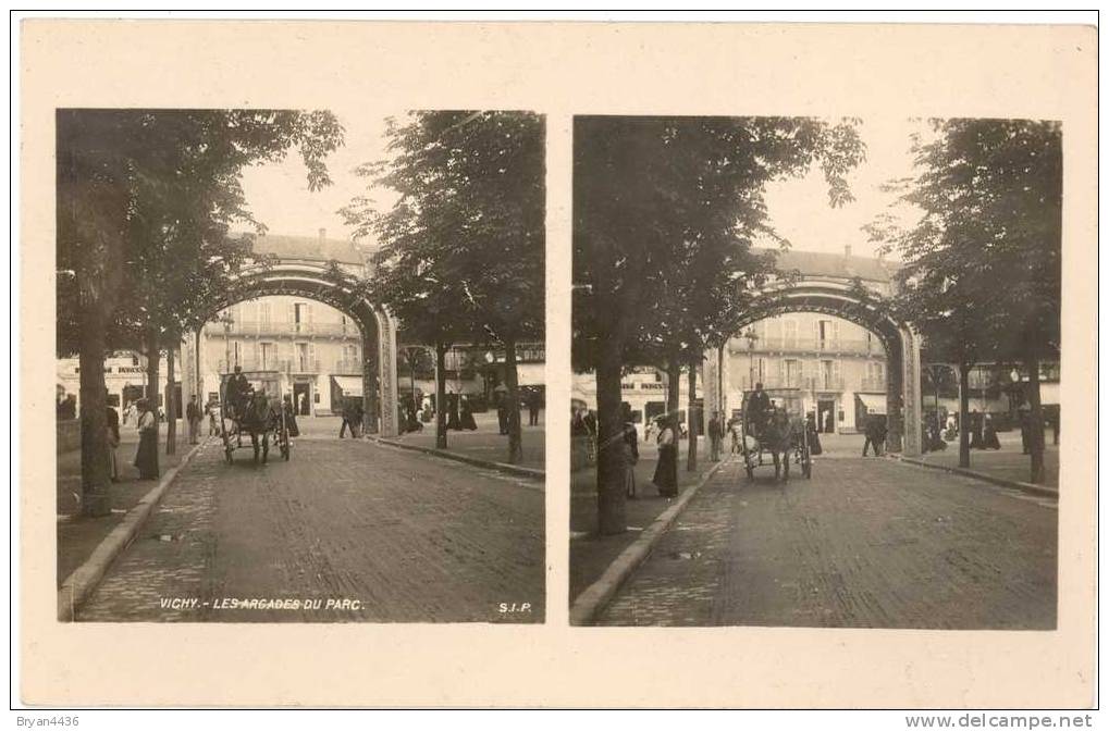 CARTE PHOTO STEREO - CPA - VICHY - ATTELAGE - Les ARCADES Du PARC - Carte En PARFAIT ETAT (voir Scan) - Vichy