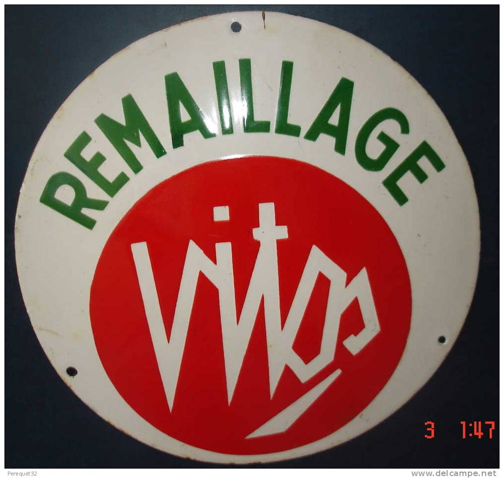 Plaque Publicitaire Ancienne Emaillée Bombée Ronde REMAILLAGE VITOS.Diametre 25 Cm - Autres & Non Classés