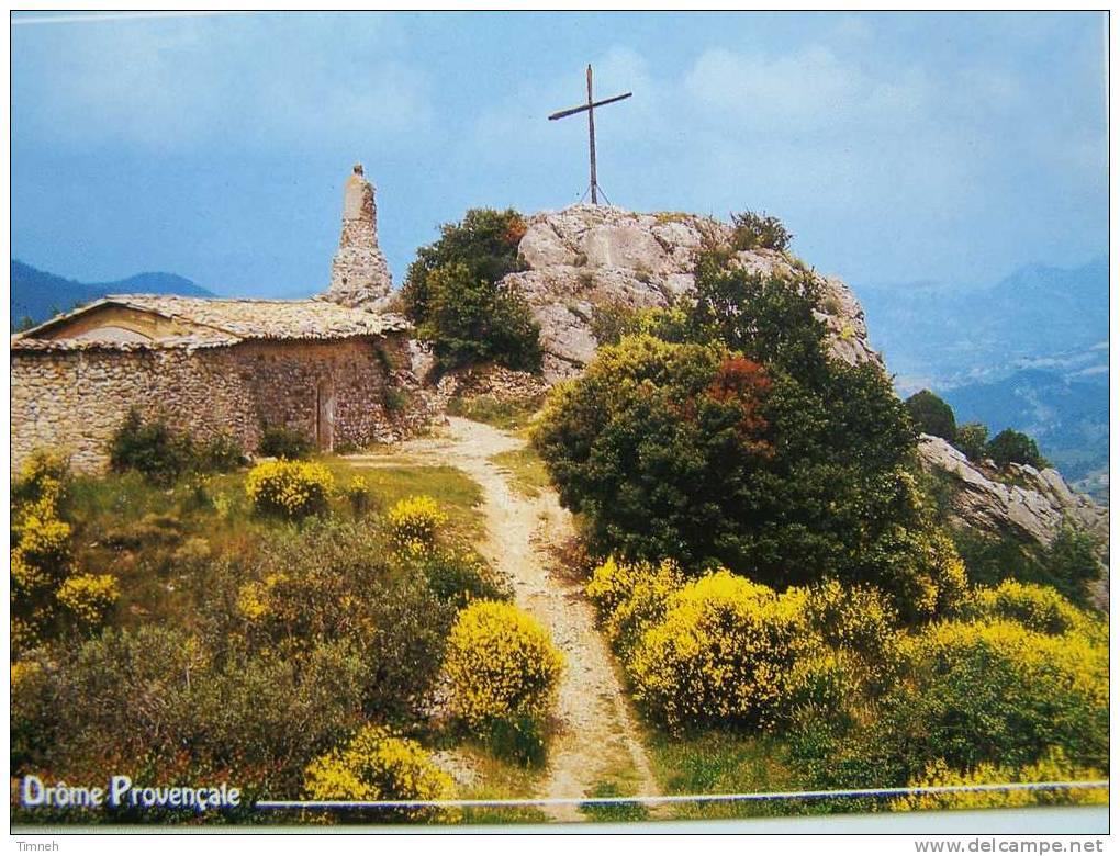 CPM.Drôme Provençale Chapelle En Pierre Et Croix éditions Cellard Bron - Eglises Et Cathédrales