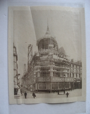 1920 -   BHV En Construstion Paris Trace De Pli  -  Coupure De Presse Avec Photo - Non Classés