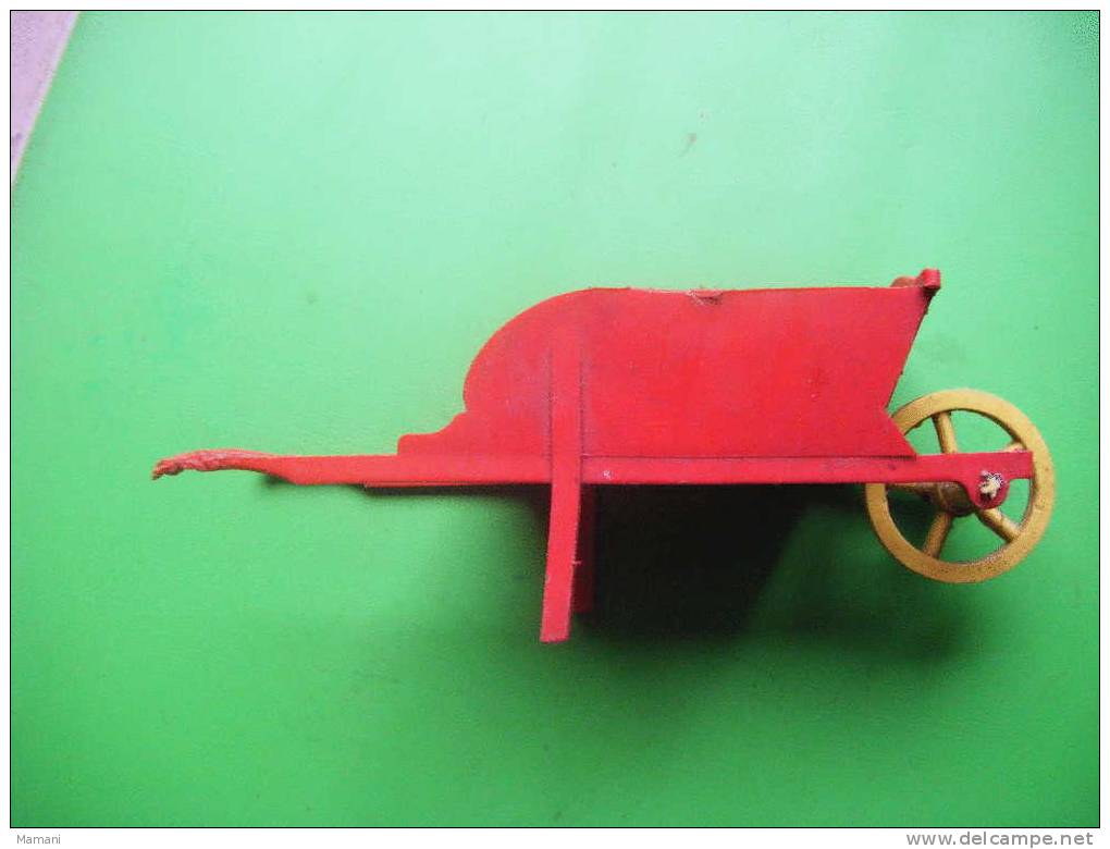 Brouette  Plastique Rouge- -(machouillee Par Des Enfants.) Longueur 17cm Jouet De Foire- - Toy Memorabilia