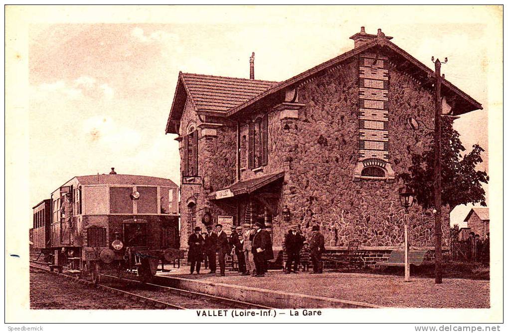 16526 Vallet 44 France ; La Gare , Train Diesel ??? Cesbron Photo , Vallet, 1940 - Gares - Avec Trains