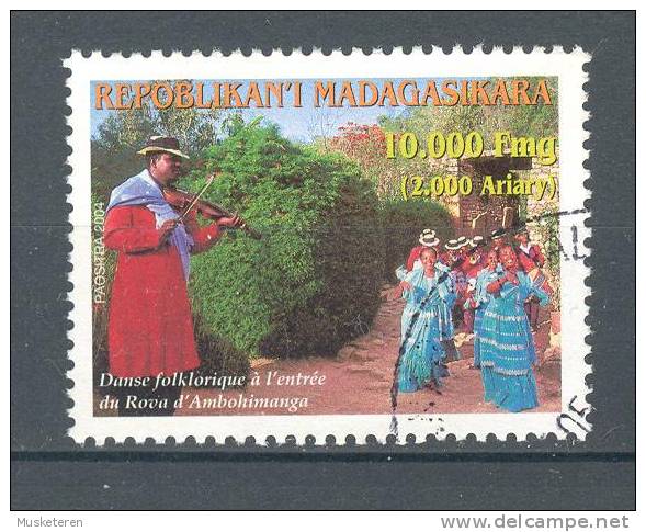 Madagascar 2004 Mi. 2624   10.000 Fr Danse Folklore á L'entrée Du Rova D'Ambohimanga - Madagascar (1960-...)