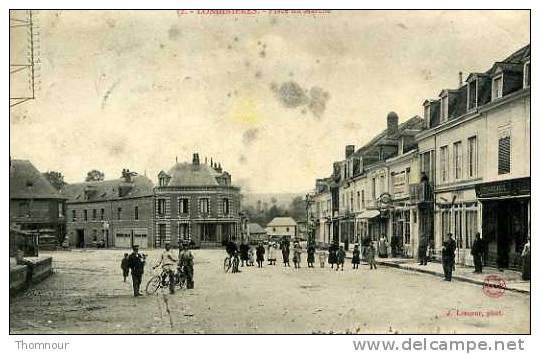 76  - LONDINIERES  -  Place Du Marché  - 1906 -  BELLE ANIMATION  - ( Taches Et  Traces Pliure Angle Bas Gauche ) - Londinières