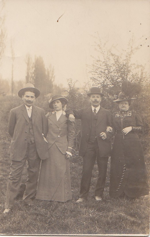 Saint Barthélémy De Vals 26 - Carte-Photo -  Couple - Femmes Mode Chapeau - Sonstige & Ohne Zuordnung