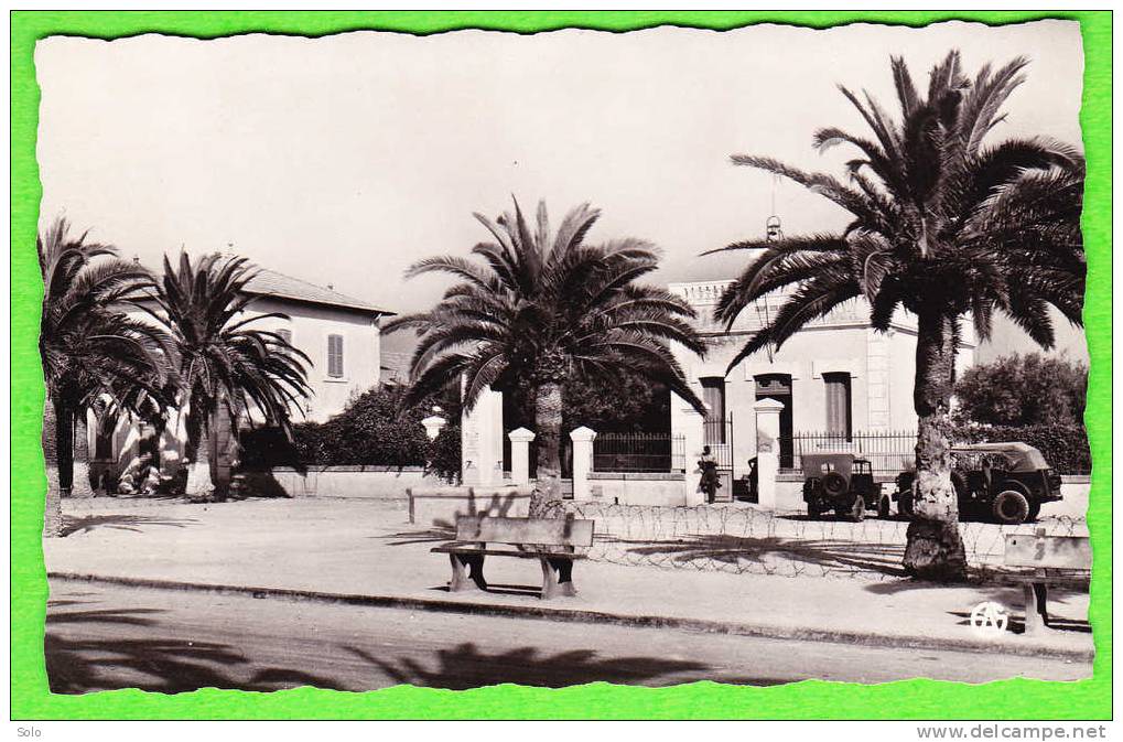 SAINT LEU - La Place Des Ecoles (Barbelés Militaires Devant) - Saint Leu La Foret