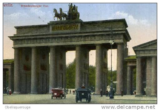 BERLIN BRANDENBURGER TOR PORTE DE BRANDEBOURG VOITURES ANCIENNES - Friedrichshain