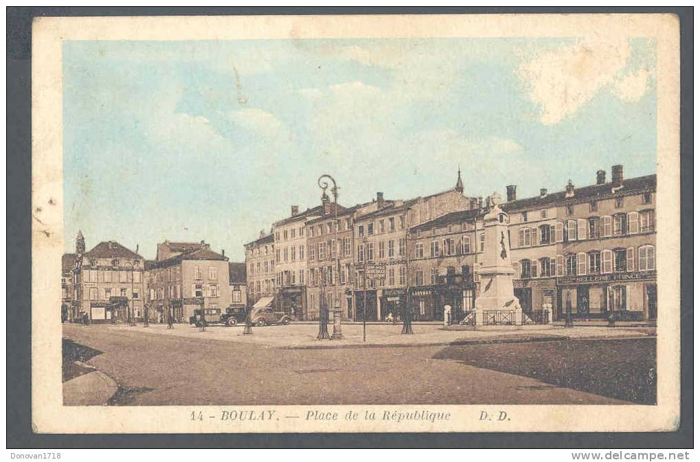 BOULAY (Moselle) Place De La République - Monument, Voitures, Colorisée - N° 14 - état - Boulay Moselle