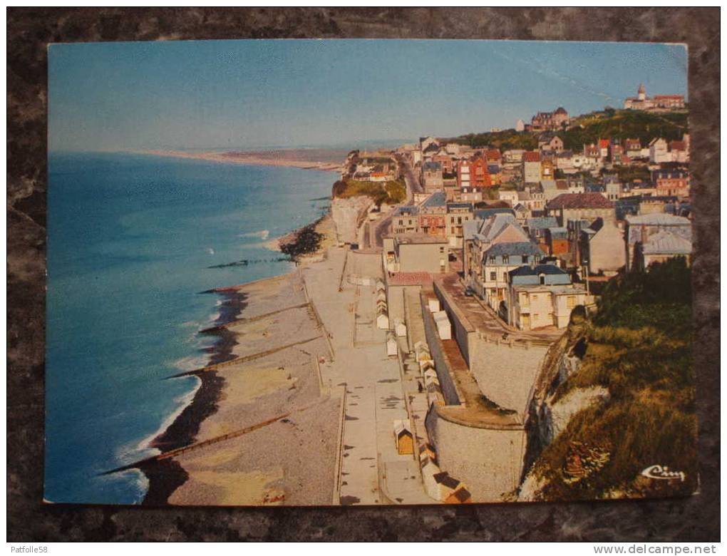 AULT-ONIVAL (80). LA PLAGE ET LA VILLE .VUE D´ENSEMBLE. ANNEE 1980. - Ault