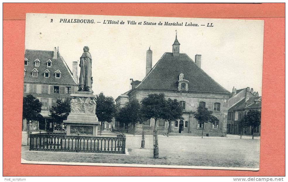 Phalsbourg - L´hôtel De Ville Et Statue Du Maréchal Lobau - Phalsbourg