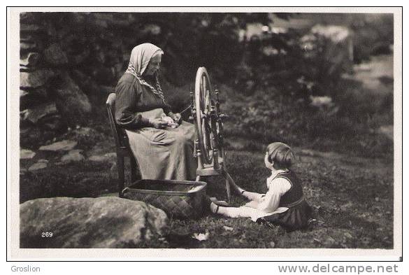 NORGE IDYL FRA GEIRANGER 269  (FEMME AU ROUET ET ENFANT BEAU PLAN ANIME) CARTE PHOTO - Norway