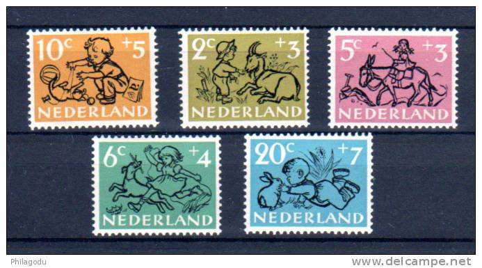 1952    œuvres Pour L’enfance, 582 / 586 **, Cote 18 €, - Unused Stamps