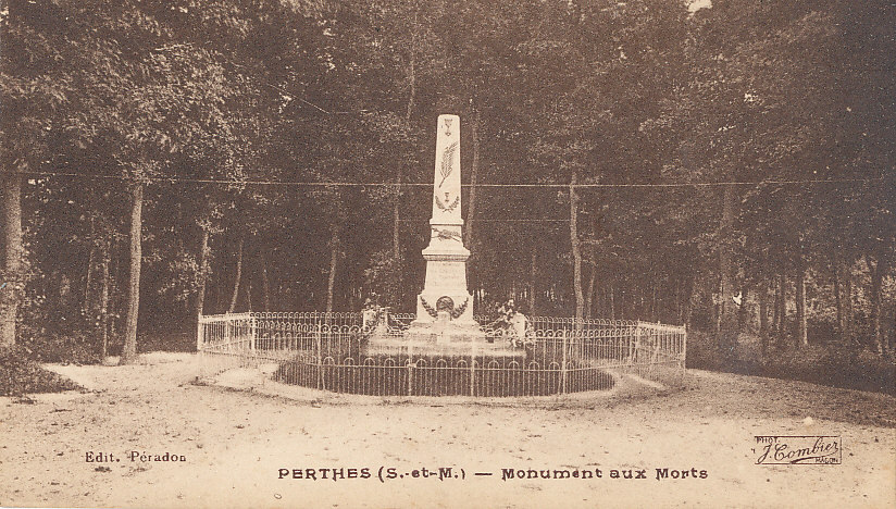 V 672 /CPA  PERTHES  (77)     MONUMENT AUX MORTS - Perthes