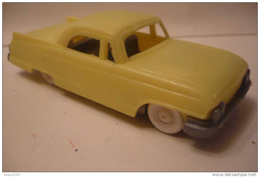 CADILLAC : RARE  !!!!!!!!  W  GERMANY  En  Plastique Au 1/43éme - Collectors & Unusuals - All Brands