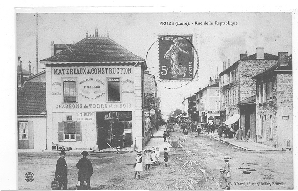 42 // FEURS - Rue De La République, Maison Garans, Matériaux, Sur La Gauche, ANIMEE, Vétard édit ** - Feurs