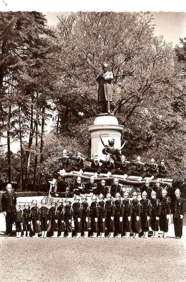 LES PETITS POMPIERS DE DOLE DEVANT LA STATUE DE PASTEUR REF 18531 - Sapeurs-Pompiers