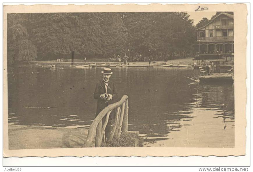 Bruxelles Vraie Carte Photo Fotokaart Echte Foto Homme Devant Le Chalet Robinson Vers 1910 - Parks, Gärten