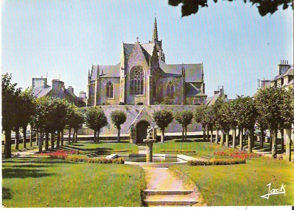 Z2634-CPM GUERLESQUIN, Le Square Et L'église, 1977 - Guerlesquin