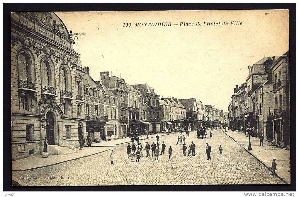 CPA  ANCIENNE- FRANCE- MONTDIDIER (80)- PLACE DE L'HOTEL DE VILLE AVANT LES BOMBARDEMENTS AVEC TRES BELLE ANIMATION- - Montdidier