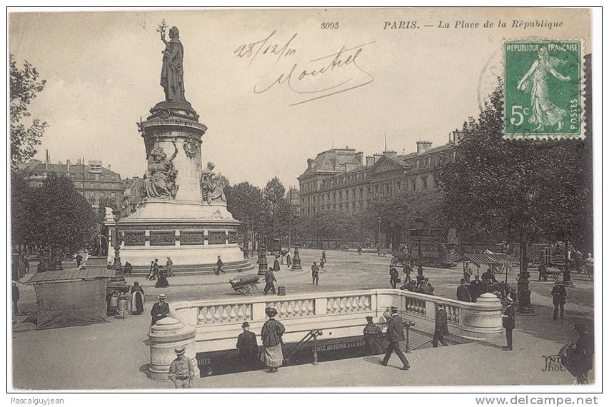 CPA PARIS PLACE DE LA REPUBLIQUE - ENTREE DU METRO - Paris (11)