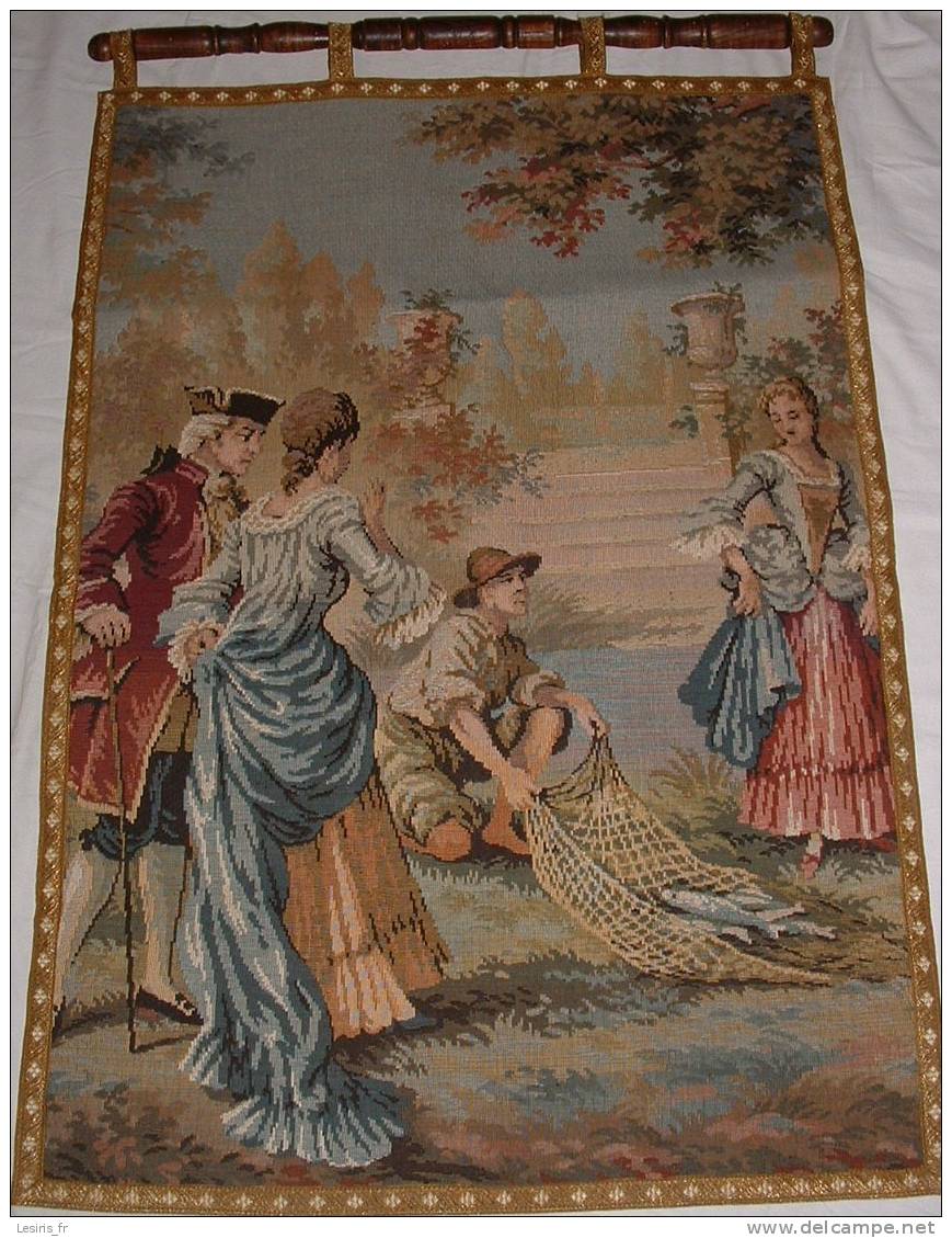 TAPISSERIE - PECHEUR PRESENTANT LES POISSONS DANS UN FILET AUX DAMES DE QUALITE - ETAT IMPECCABLE - Rugs, Carpets & Tapestry