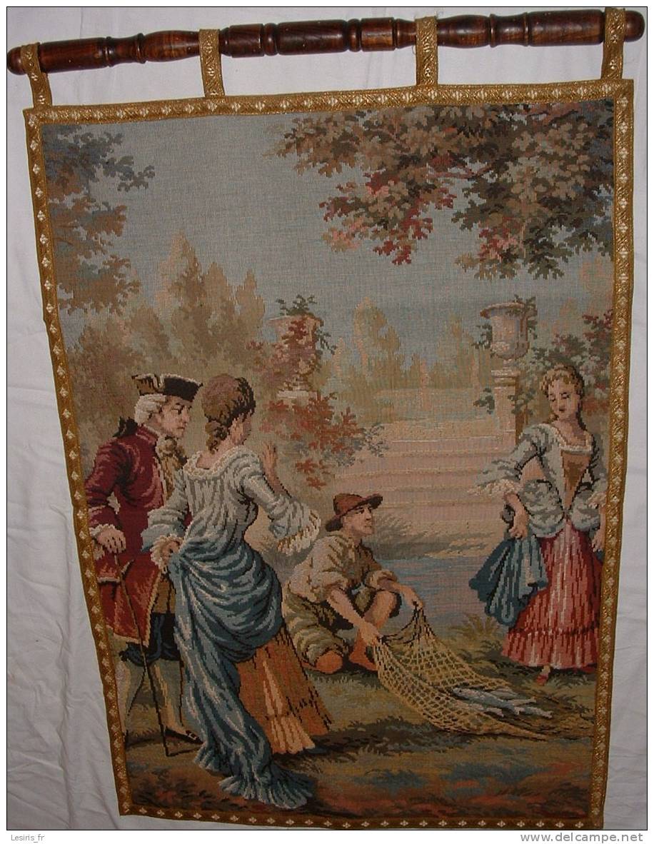 TAPISSERIE - PECHEUR PRESENTANT LES POISSONS DANS UN FILET AUX DAMES DE QUALITE - ETAT IMPECCABLE - Rugs, Carpets & Tapestry