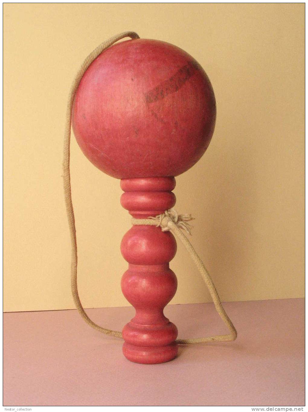 Bilboquet Rouge En Bois Ancien - Toy Memorabilia