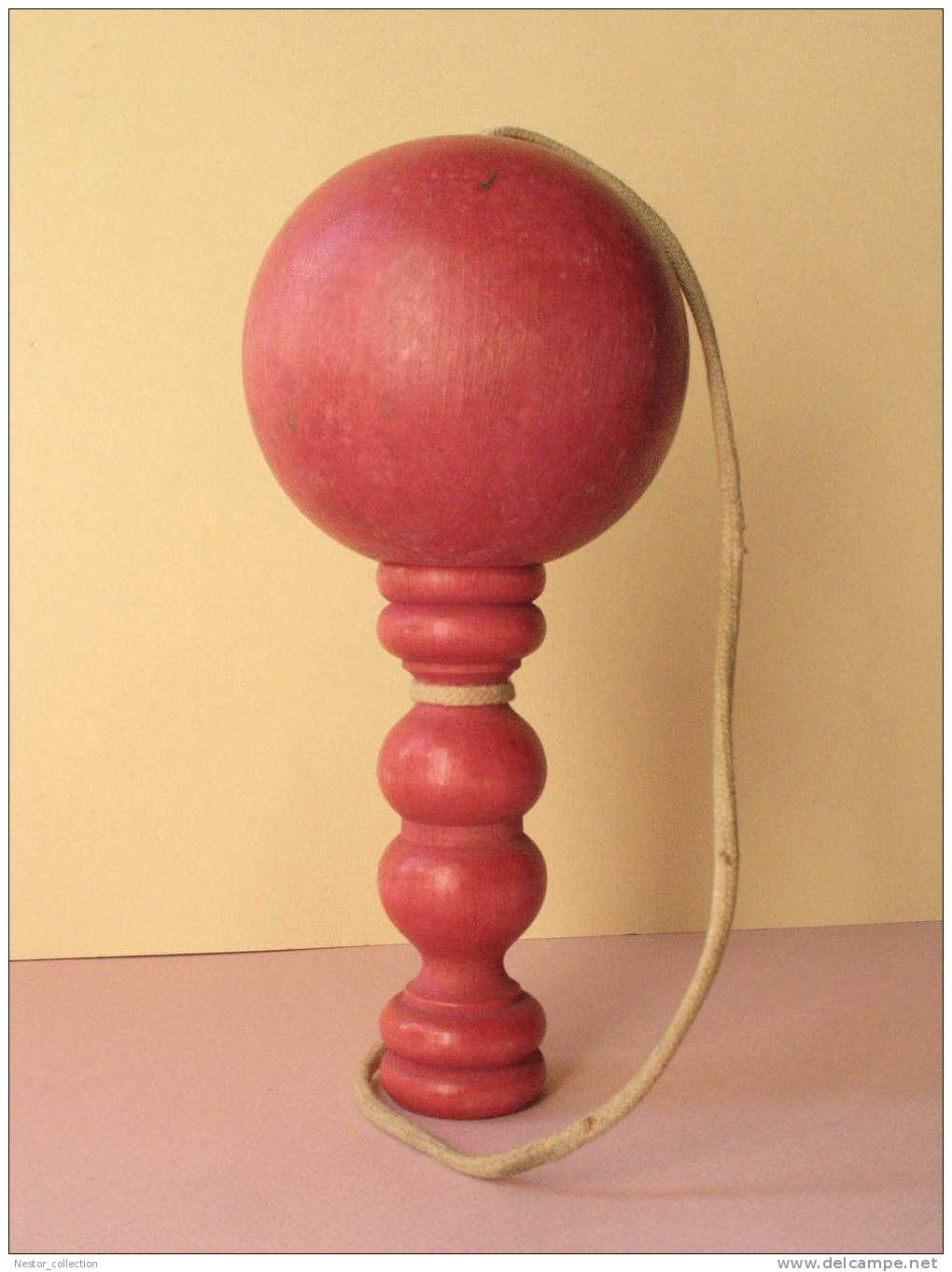Bilboquet Rouge En Bois Ancien - Toy Memorabilia
