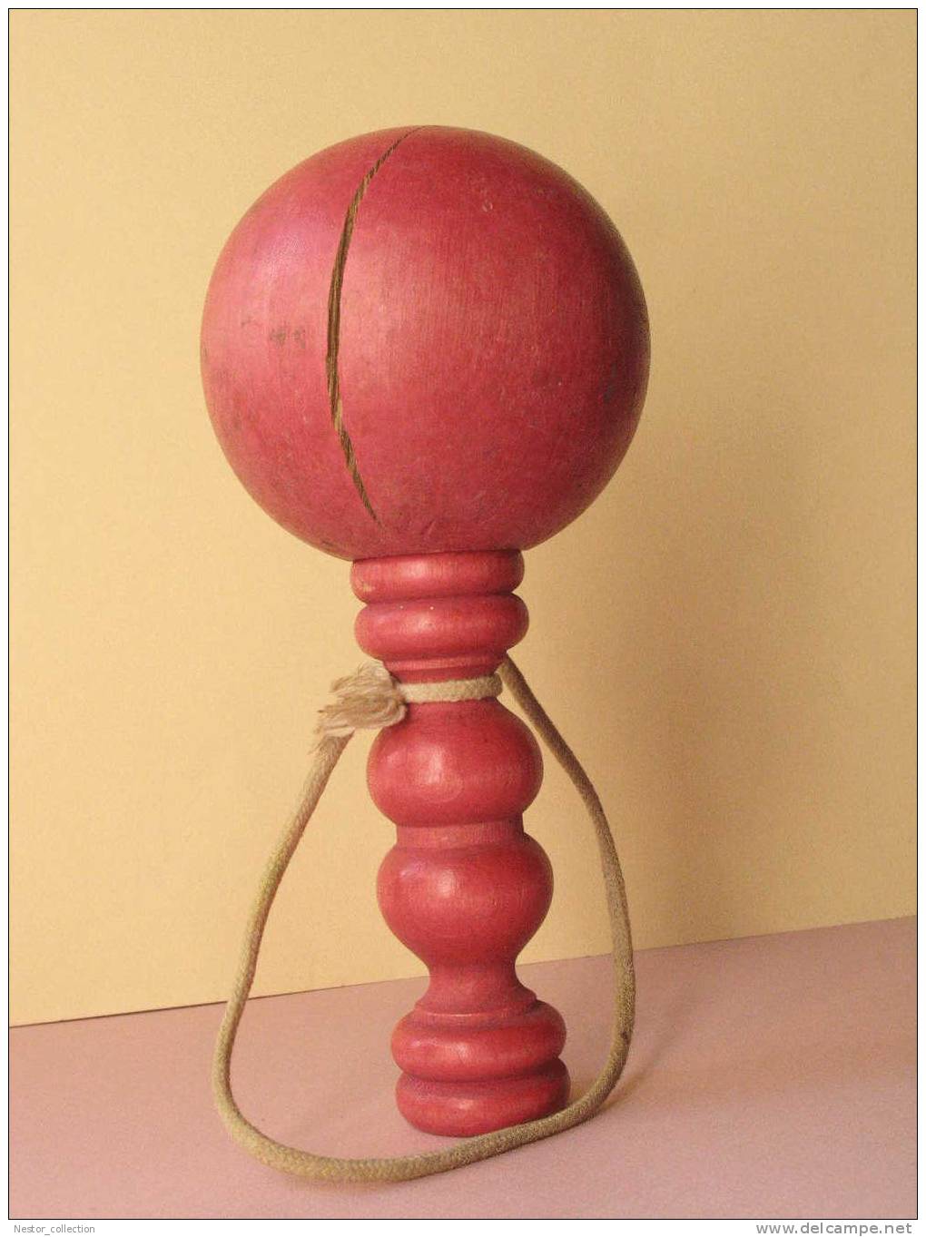 Bilboquet Rouge En Bois Ancien - Toy Memorabilia