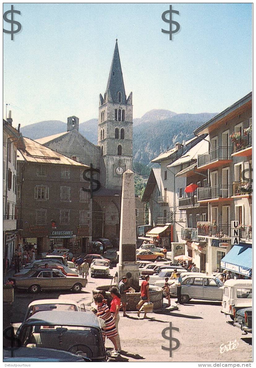 GUILLESTRE Hautes Alpes 05 : Place Et Fontaine Du Général Albert ( Autos Parking Ford Ou Opel ? ° - Guillestre