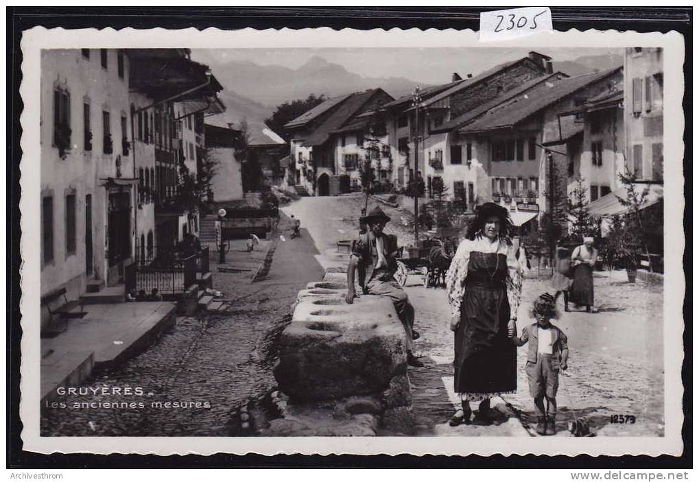 Gruyères - Les Anciennes Mesures ; Personnes En Costume, Char Et Cheval (2305) - Gruyères