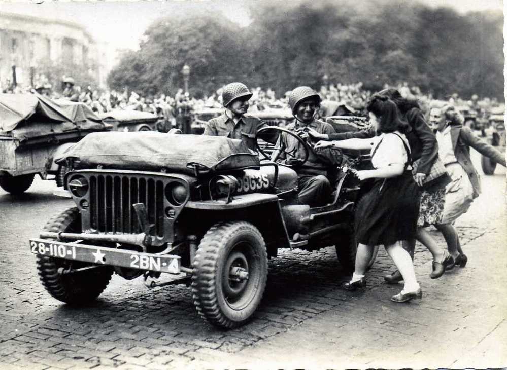 LIBERATION ACCEUIL DES PARISIENNES AUX TROUPES AMERICAINES FRENCH GIRLS WELCOME TO AMERICAN TROOPS - War 1939-45