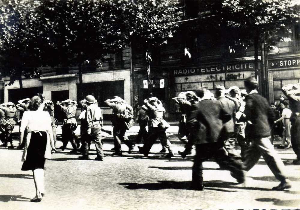 LIBERATION DES PRISONNIERS ALLEMANDS SONT EMMENES PAR DES SOLDATS AMERICAINS AMERICAN TROOPS CONVEYING GERMAN PRISONERS - War 1939-45