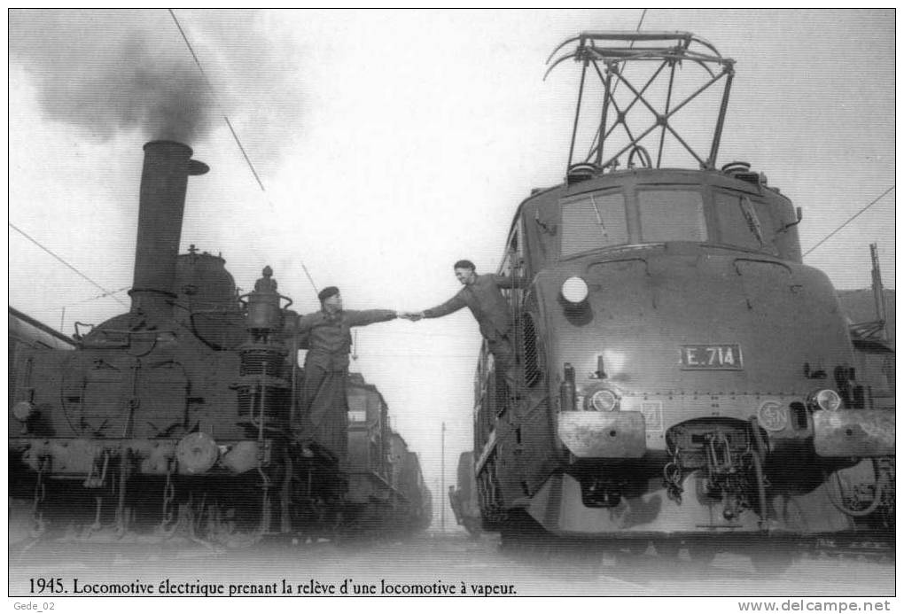 1945    -    Locomotive électrique N° E.714 Prenant La Relève D'une Locomotive à Vapeur - Trains