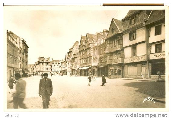 Cotes D Armor - Ref  B256- Lannion - Place Du Centre   - Carte Bon Etat - - Lannion