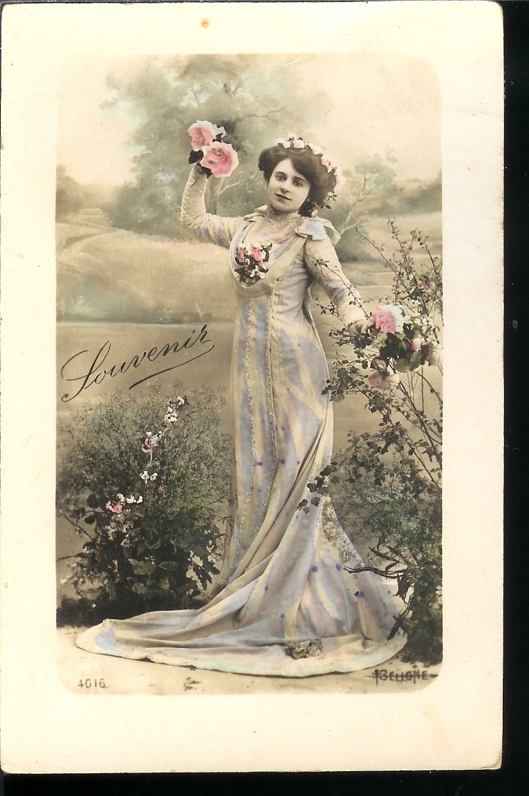 Cartes Postales - Jeune Femme Avec Fleurs - Women