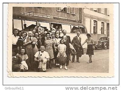 HAGUENAU (?)  -   PHOTO 2 (Format 85 X 55 ) " UN GROUPE EN EXCURSION " Avec AUTOBUS    -   Editeur: /  N°/ - Haguenau