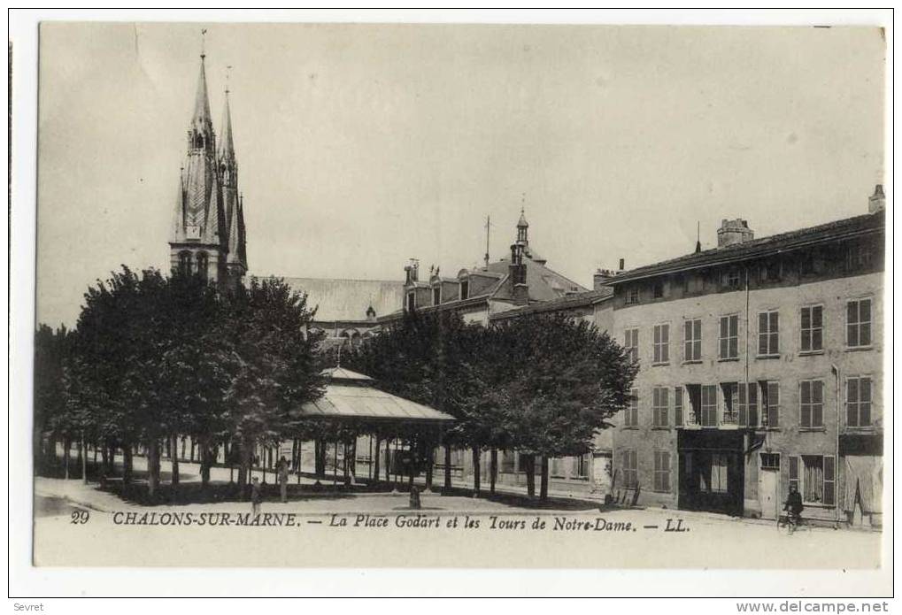 CHALONS Sur MARNE  - La Place Godart Et Les Tours De Notre Dame. - Châlons-sur-Marne