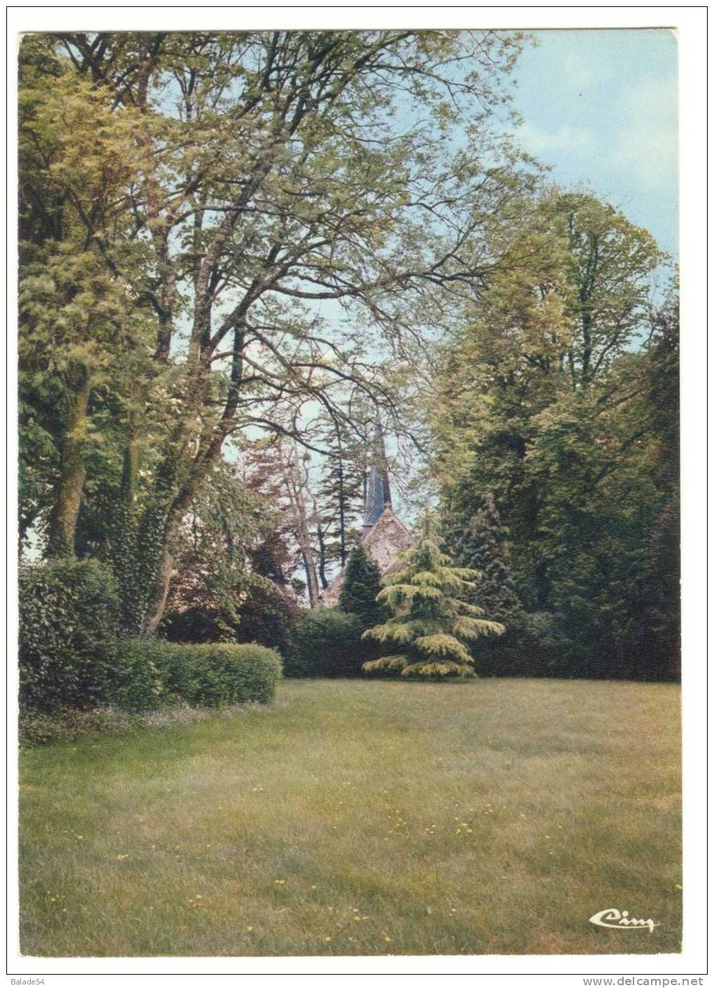 CPM - ECOUCHE (61) La Chapelle Du Château De Menil-Glaise, Vue Du Parc - Ecouche