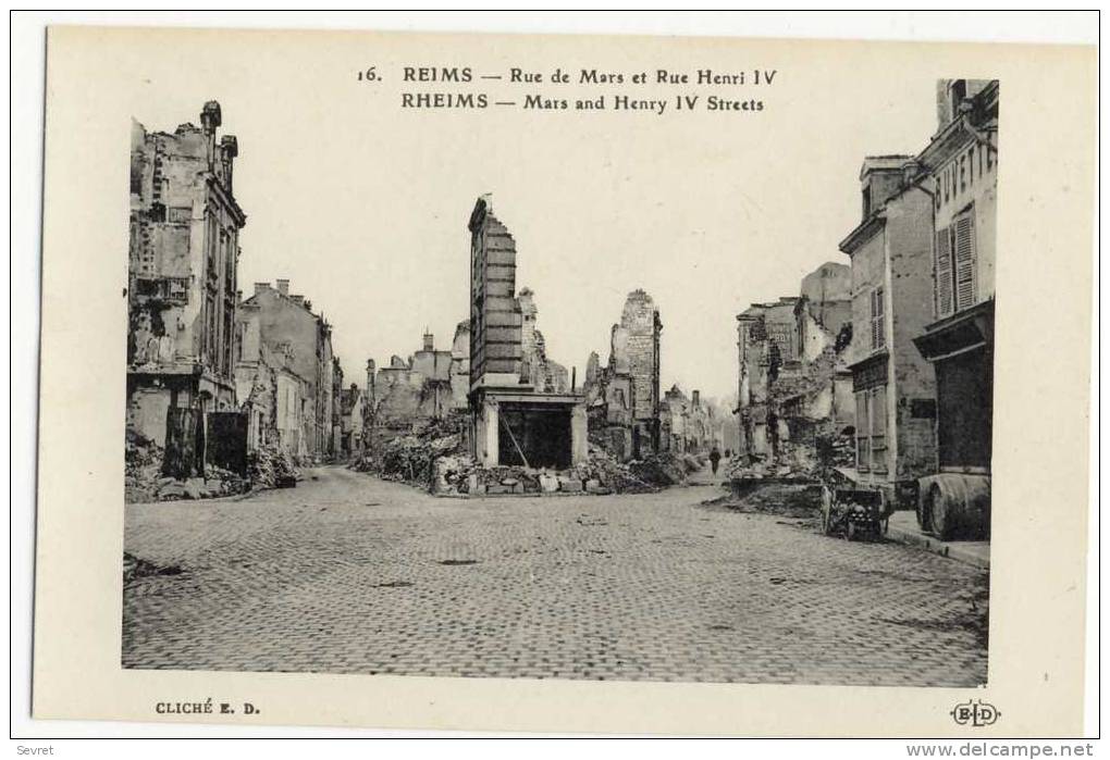 REIMS. - Rue Henri IV Et Rue De Mars Bombardée - Reims