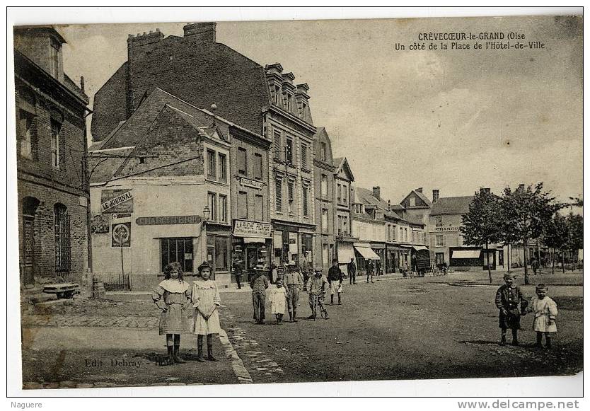 60 CREVECOEUR LE GRAND  -  UN COTE DE LA PLACE DE L HOTEL DE VILLE - Crevecoeur Le Grand