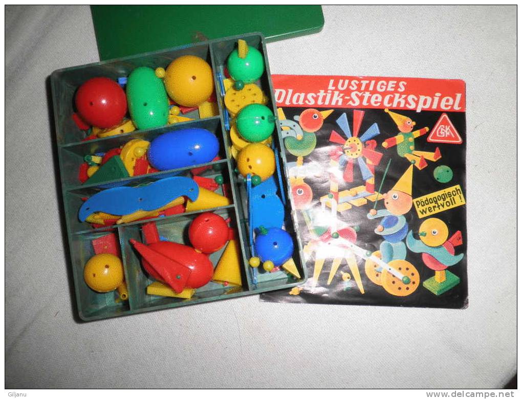 VIEUX JEU DE COMBINAISONS EN PLASTIQUE - Toy Memorabilia