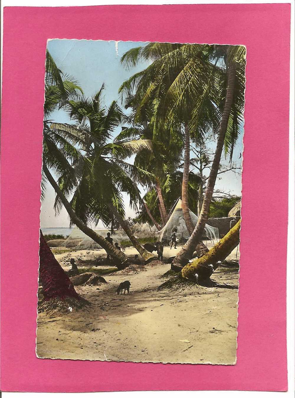 Afrique - GUINEE . PLAGE DE PECHEURS . L 'AFRIQUE EN COULEURS. ANNEE 1957 - Guinée