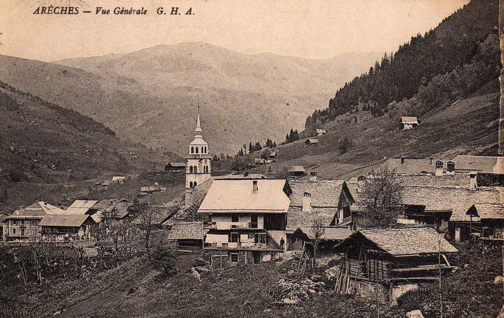 73.  ARECHES     ( SAVOIE).  VUE GENERALE ....L´ EGLISE................... C433 - Autres & Non Classés