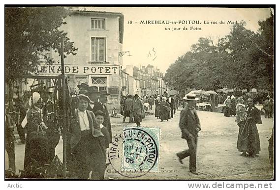 Mirebeau En Poitou La Rue Du Mail Un Jour De Foire - Mirebeau