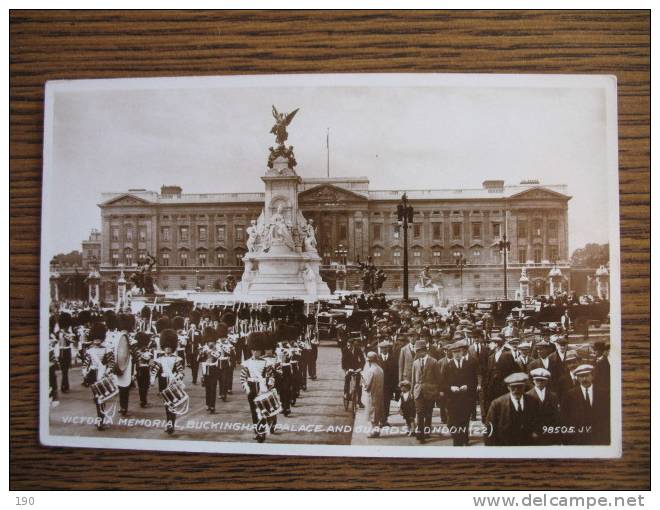 VICTORIA MEMORIAL BUCKINGHAM PALACE AND GUARDS - Buckingham Palace