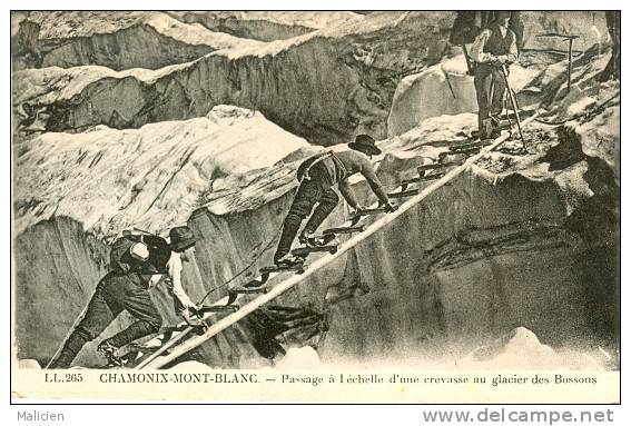 Haute Savoie - Ref B418- Chamonix -mont Blanc - Passage A L Echelle D Une Crevasse Au Glacier Des Bossons - - Klimmen