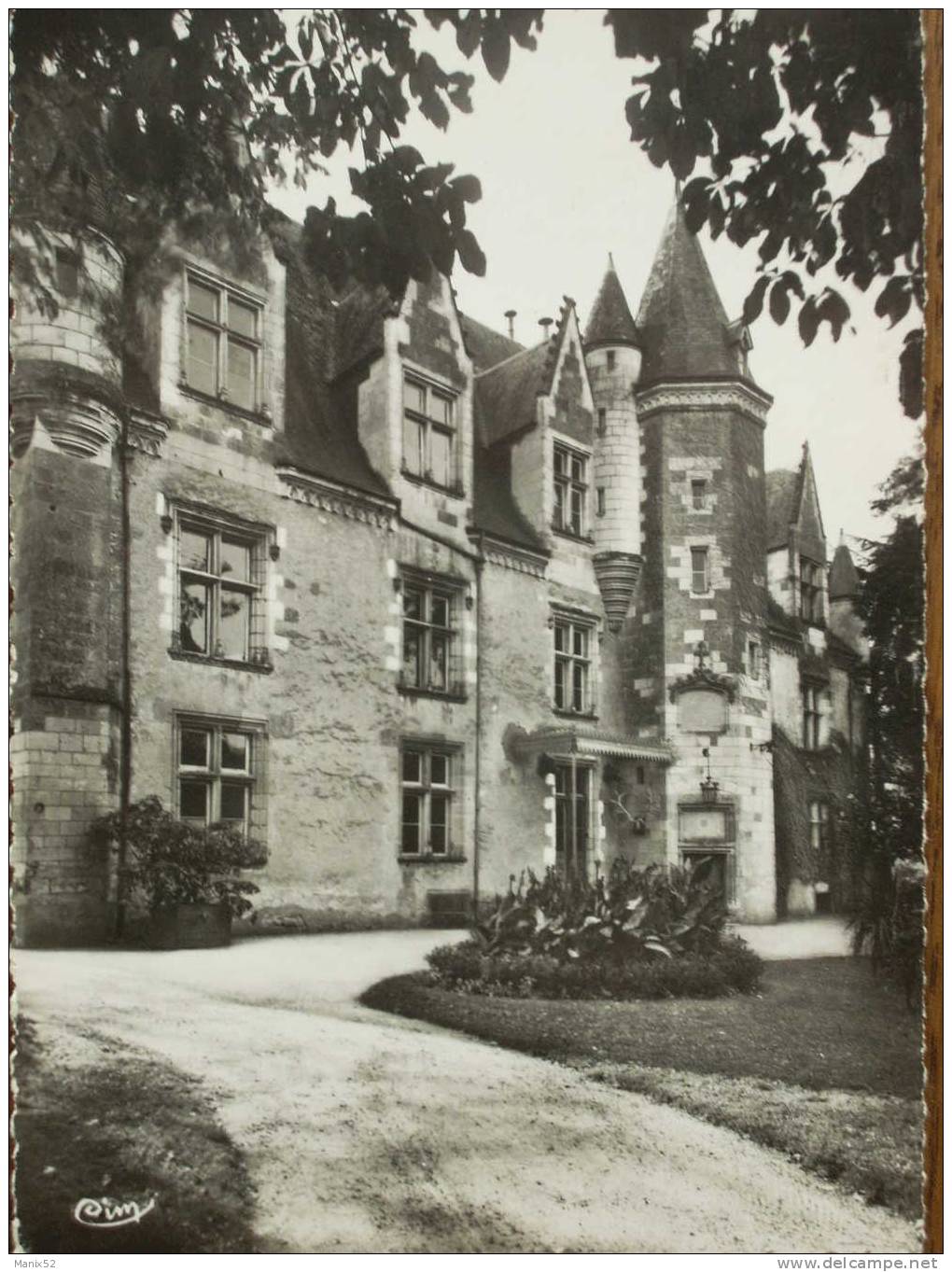 37 - MONTRESOR - Le Château - Façade Et Cour Intérieur. (CPSM) - Montrésor