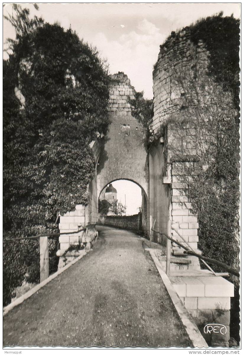 LE GRAND-PRESSIGNY (Indre-et-Loire 37) - Le Pont Levis. Entrée Du Château XVe Siècle. - Le Grand-Pressigny